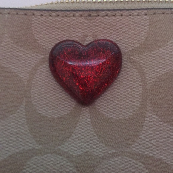 CORNER ZIP WRISTLET IN SIGNATURE CANVAS WITH HEART - Picture 5 of 5